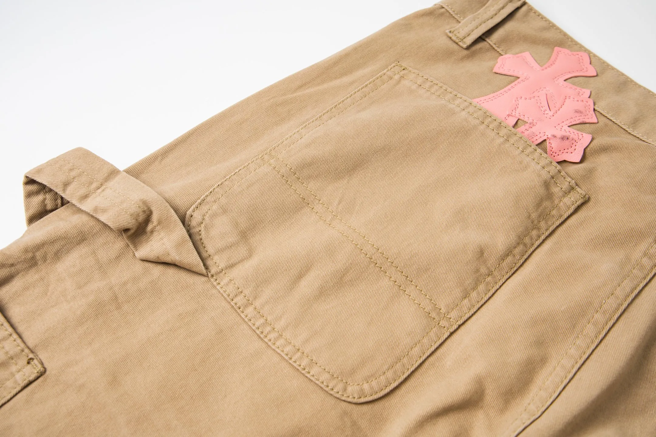 P260 Chrome Hearts Cherry Blossom Pink Leather and Wooden Spliced ​​Washed Jeans Authentically restore the ultimate vintage texture. Three-dimensional version. Loose and comfortable, not picky about the figure. Makes taller and slimmer. Factory-made. Original factory quality control. Same style for men and women. Can be matched with couples. Versatile recommendation. Must-have jeans for all seasons. Fashionistas have been disappointed. The quality selection of fabrics, the tailoring of details, and the matching of patterns are all impeccable! The upper body is so handsome when worn...it can be easily worn by men, women and children! The craftsmanship is made of heavy-duty washed pure cotton denim fabric. After washing, it is soft and thick. It is very stylish when worn on the body. Style number: 1758# (the same jacket is available) Color: Khaki Size: 28 30 32 34
